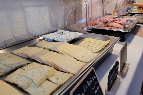 Käse- und Wurstauswahl am Frühstücksbuffet im Naturwert Hotel Garni Ursula